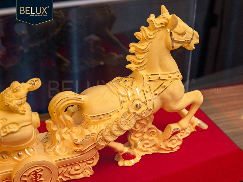 Tượng Ngựa Kéo Củ Cải dát vàng cát&nbsp;30.5x6.3x15cm